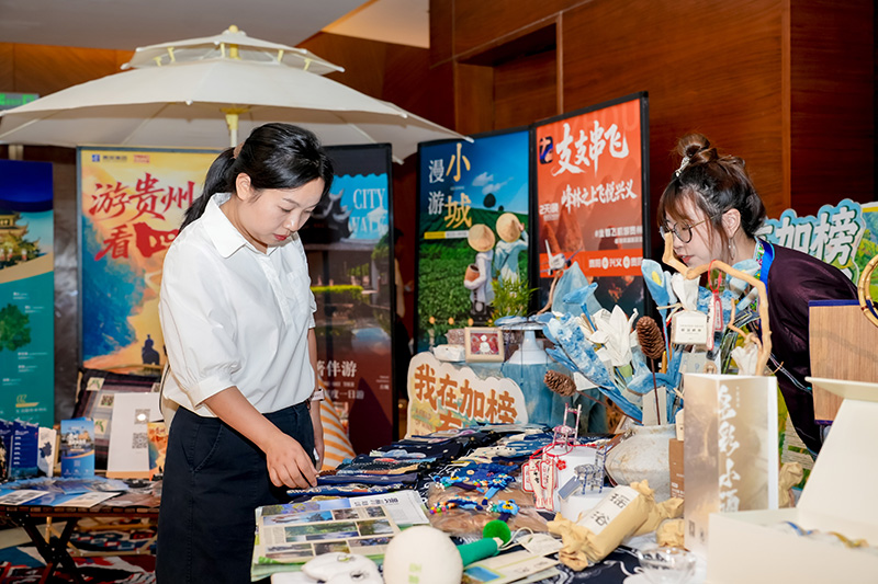 参展嘉宾感受文创魅力。贵旅集团供图
