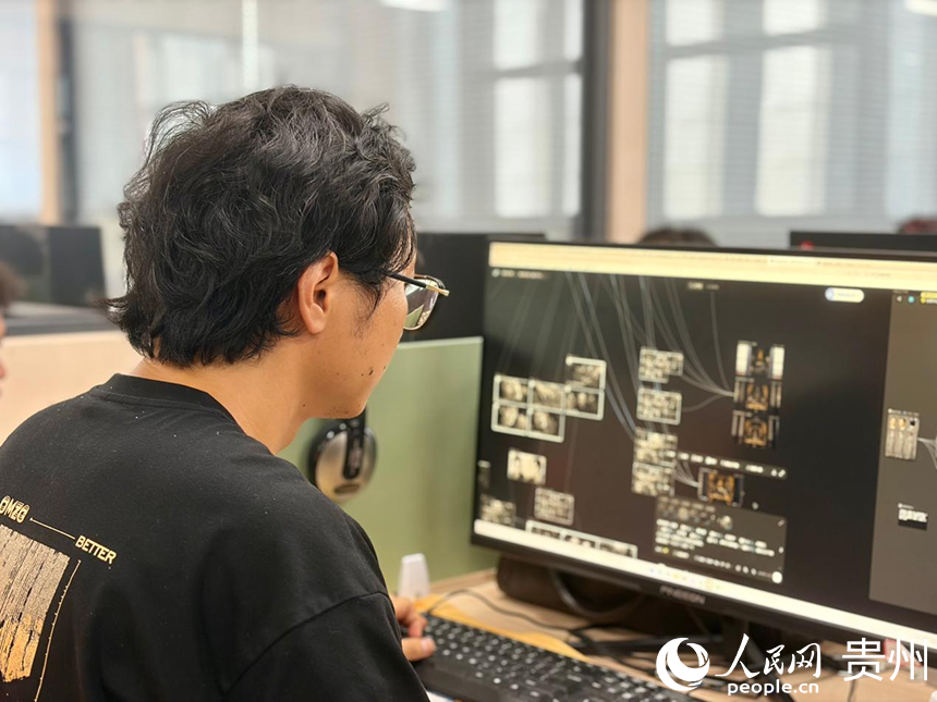 员工制作AI短剧。人民网记者 李丽萍摄