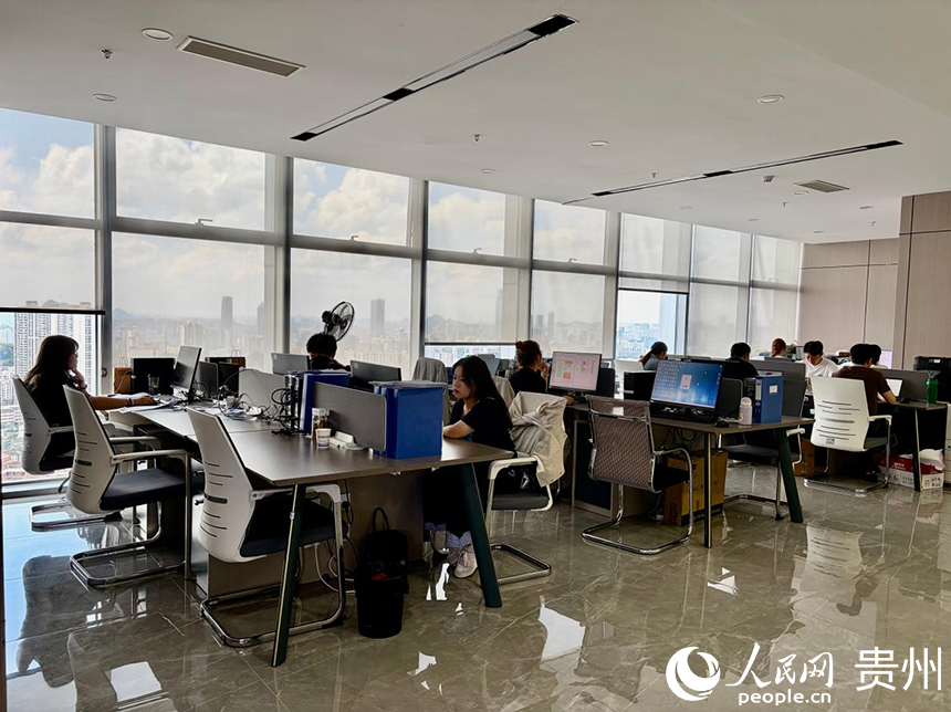 景联文的工作人员正在办公。人民网记者 李丽萍摄