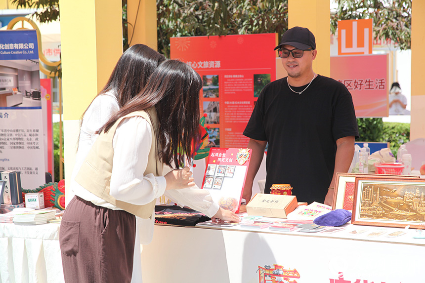 展销活动现场。人民网记者 龙章榆摄