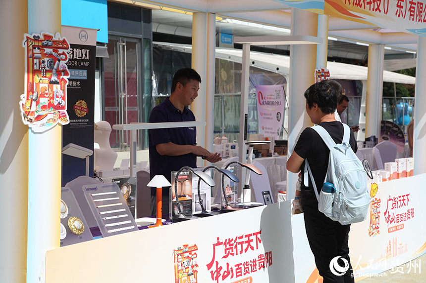 展销活动现场。人民网记者 龙章榆摄