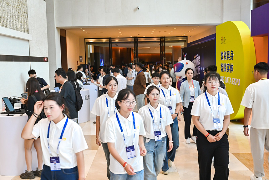 2026数博会DATA之夜现场，来自贵州电子商务职业技术学院的志愿者在开展服务。主办方供图