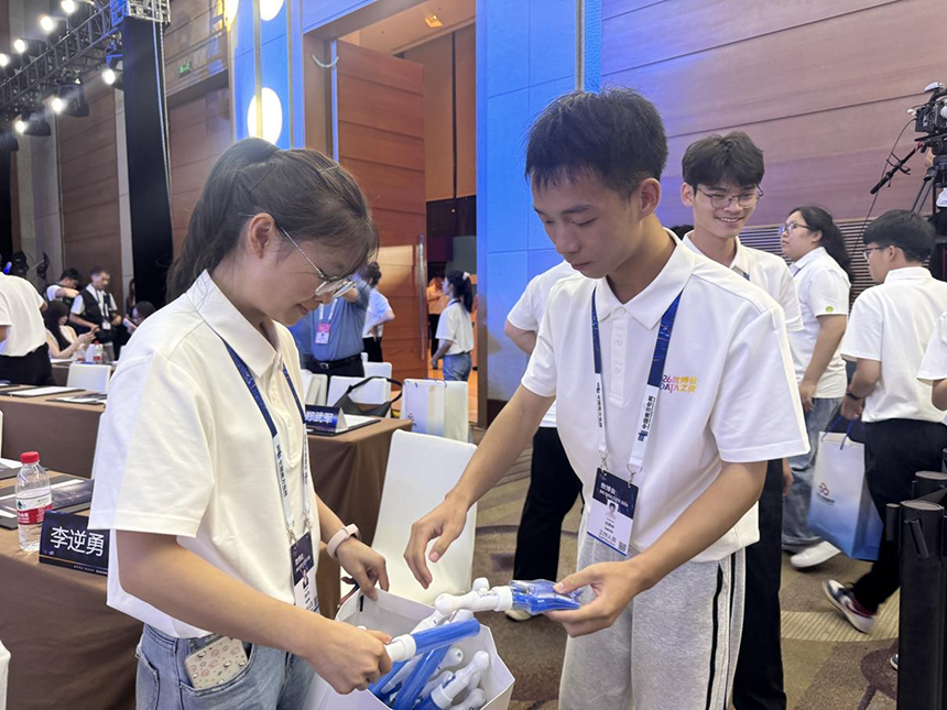2026数博会DATA之夜现场，来自贵州电子商务职业技术学院的志愿者在开展服务。主办方供图