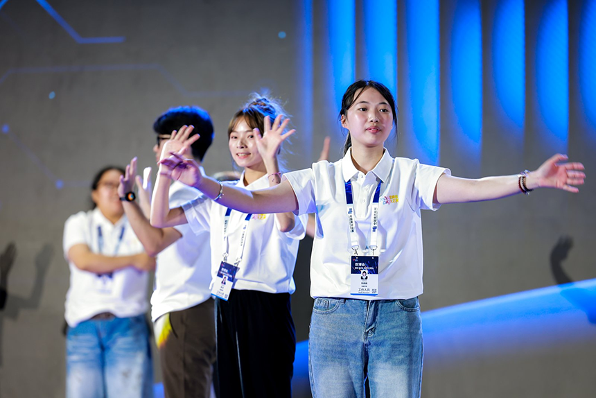 2026数博会DATA之夜现场，来自贵州电子商务职业技术学院的志愿者在开展服务。主办方供图