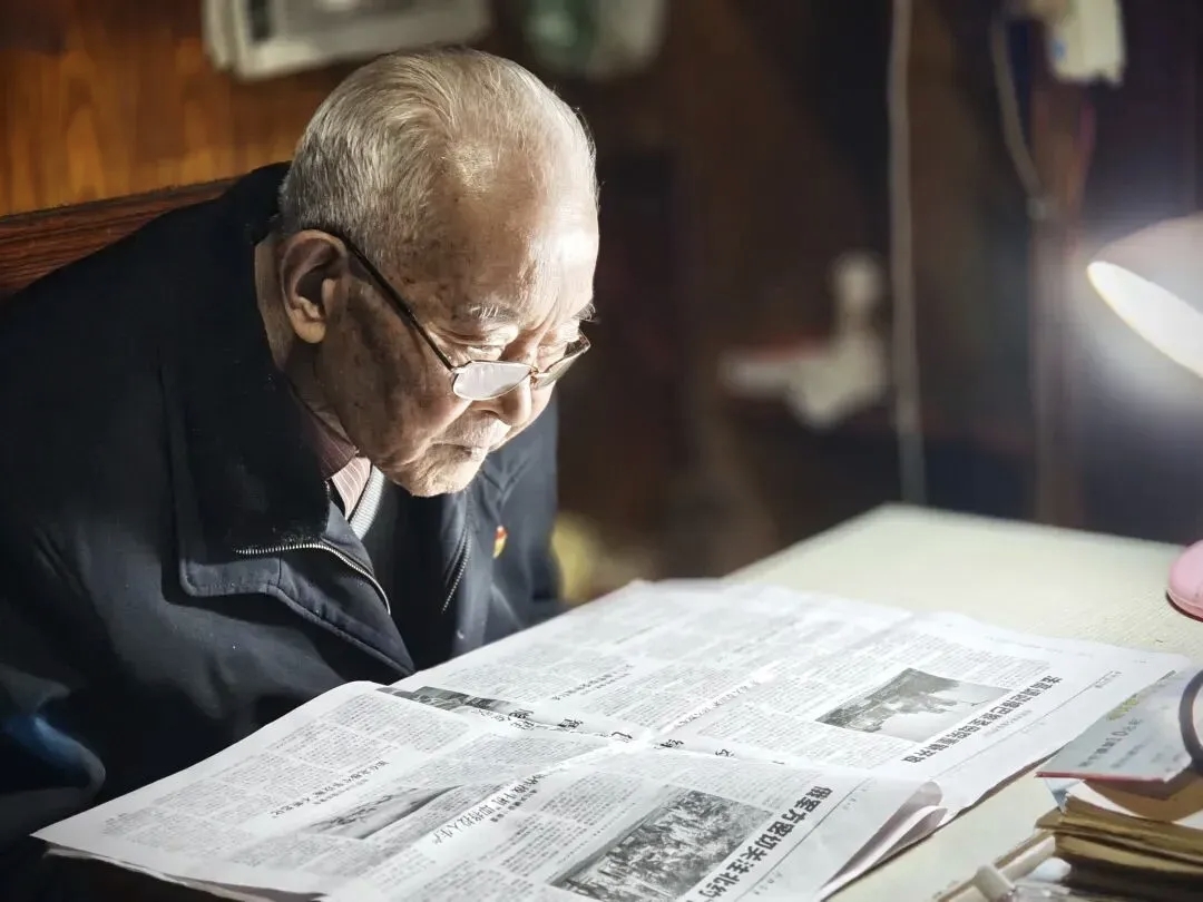 圖為96歲高齡的胡智義。