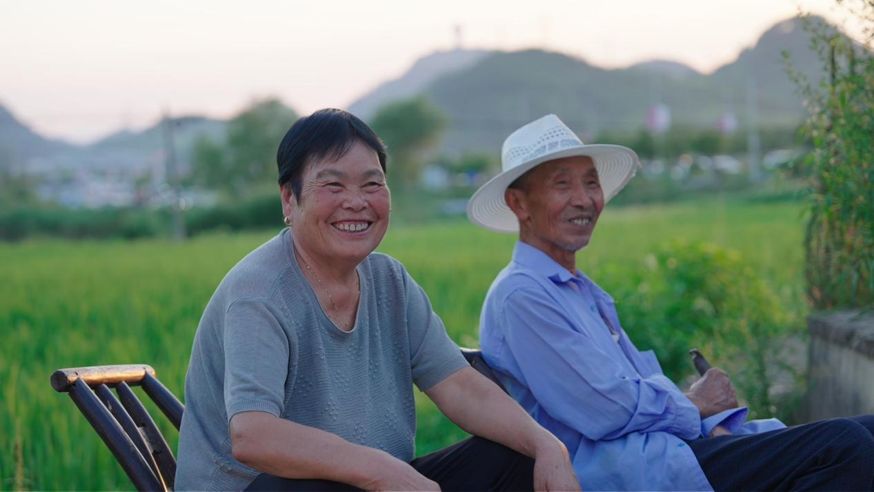 在龙塘坳休闲乘凉的市民。