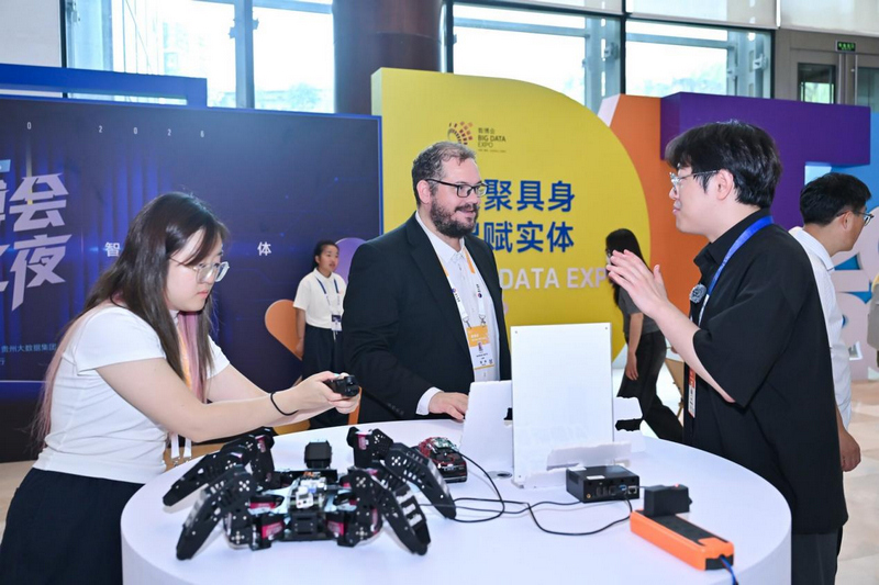 外宾了解具身智能应用。主办方供图