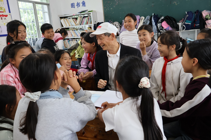 黄金龙和孩子们。