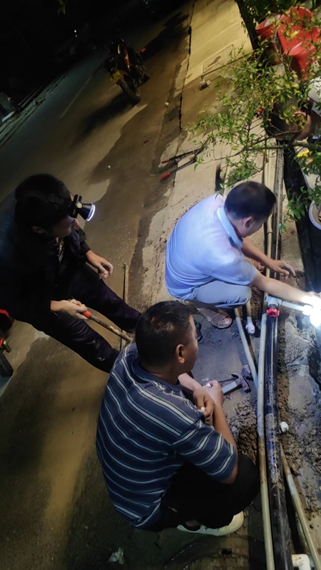 圖為深夜開展水管檢修
