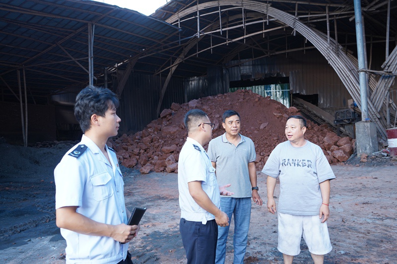 （圖為稅務干部到睿合檢建材公司了解生產情況並進行納稅輔導 攝影：邰雨丹）