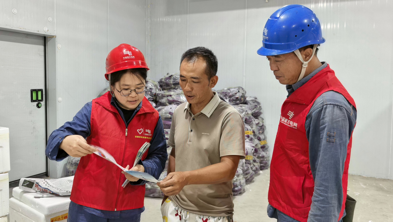 工作人員向用戶開展安全用電宣傳,增強安全用電意識。王進攝