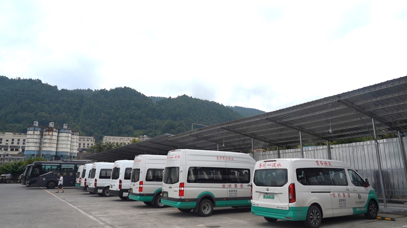 在務川客車站停滿正在充電的新能源客車。