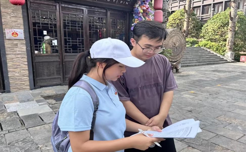 队员在丹寨万达小镇开展蜡染文创问卷调研。
