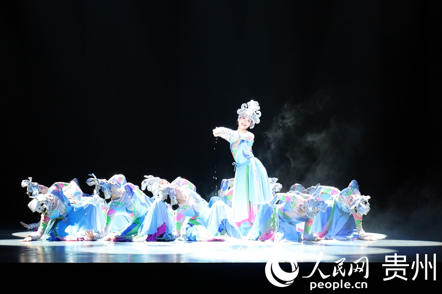 8月29日，《多彩贵州风》演出现场《水姑娘》表演片段。人民网 潘佳倩摄