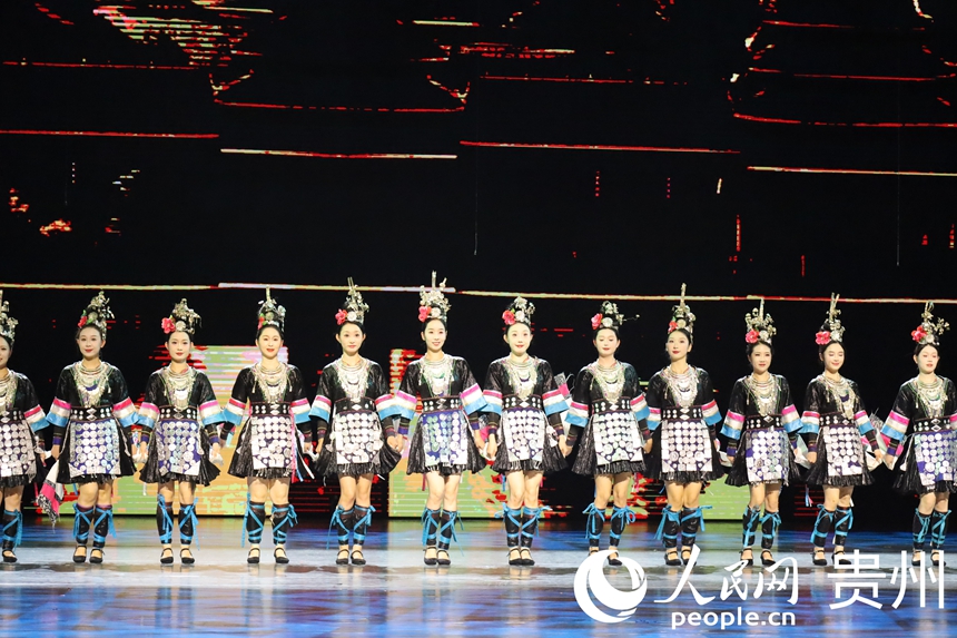 8月29日，在《多彩贵州风》演出现场聆听天籁之音——侗族大歌。人民网 潘佳倩摄
