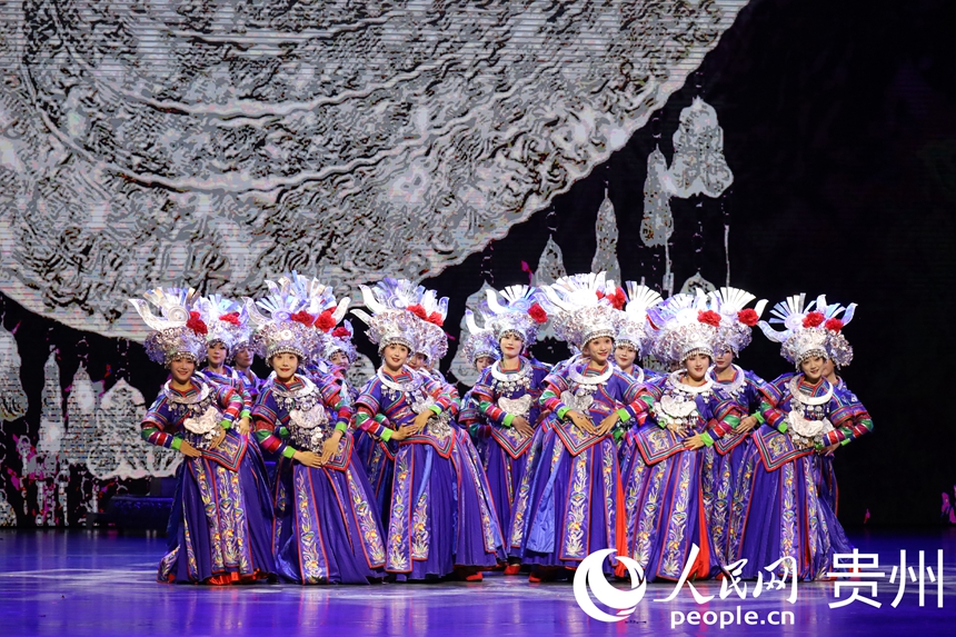 8月29日，在《多彩贵州风》演出现场欣赏闪耀指尖的匠心——《金绣银饰》。人民网 潘佳倩摄