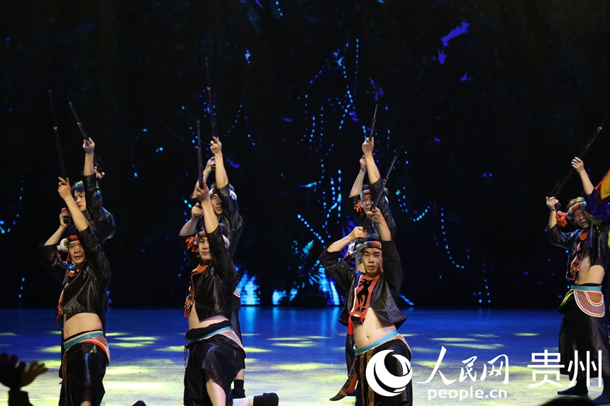 8月29日，《多彩贵州风》在贵阳大剧院常态化演出。图为被称为“最后一个枪手部落”——岜沙苗寨表演现场。人民网 潘佳倩摄