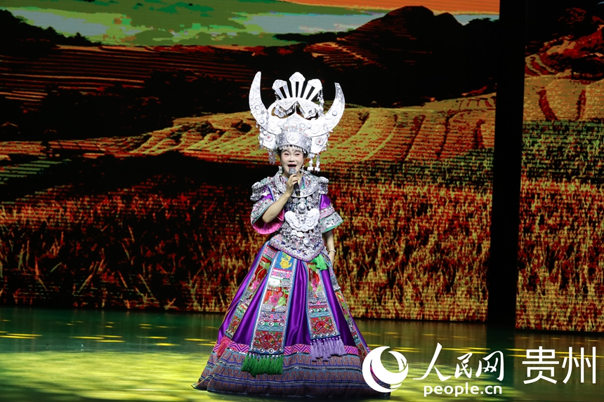 8月29日，《多彩贵州风》演出现场唱响《奢香夫人》。人民网 潘佳倩摄