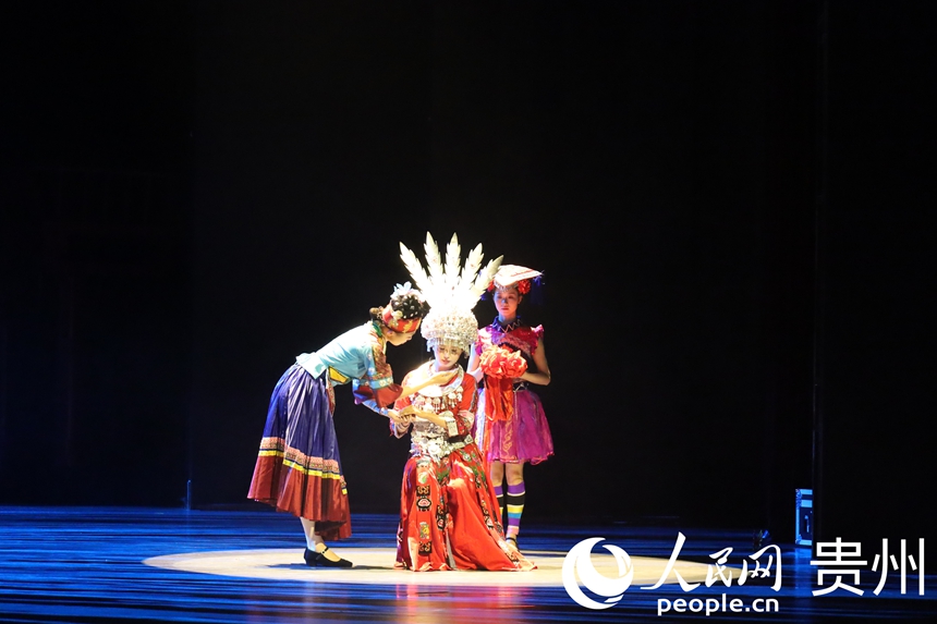 8月29日，《多彩贵州风》在贵阳大剧院常态化演出。图为苗家姑娘出嫁表演现场。人民网 潘佳倩摄