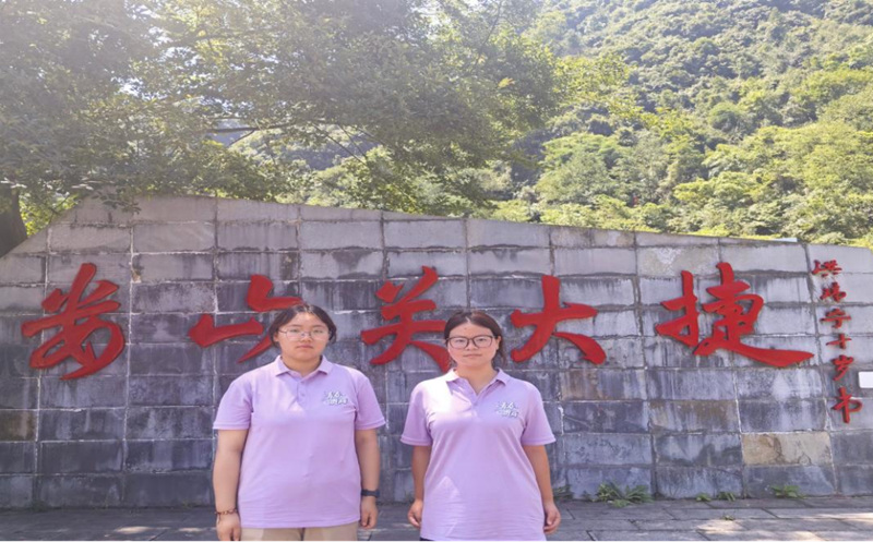 实践队员在娄山关合影。