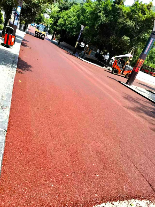 5、集镇石板街实施彩色沥青改造，老街旧貌换新颜。习水县融媒体中心供图