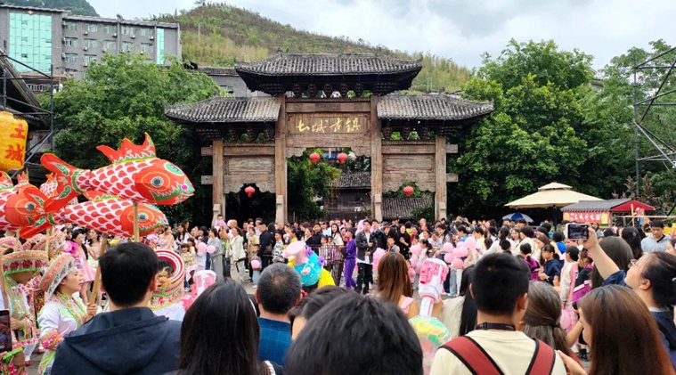 6、土城古镇民俗展演热闹上演，八方游客齐聚古镇。习水县融媒体中心供图