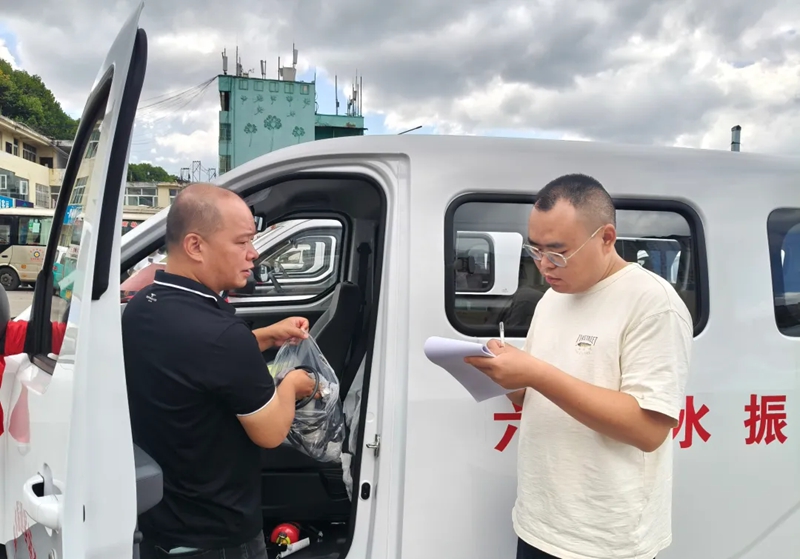 客运公司工作人员根据车况进行登记。
