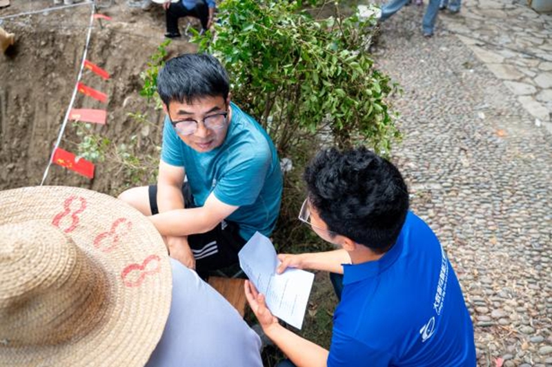 实践队在石桥村开展三下乡实践调研。