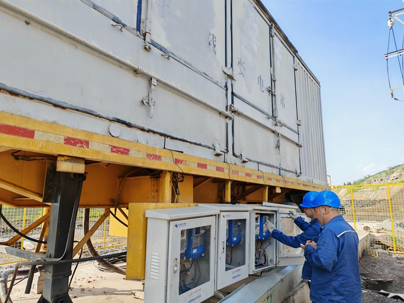 1、南方電網工作人員正在為35千伏移動站變電站安裝計量裝置，及時檢測反饋變電站供能穩定數據。