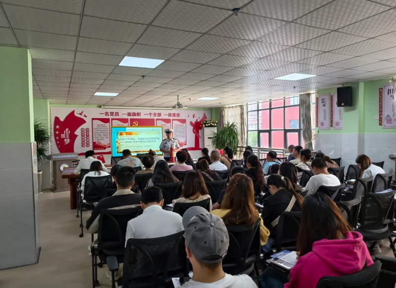 消防宣传员向家长及校园职工开展消防安全专题培训。