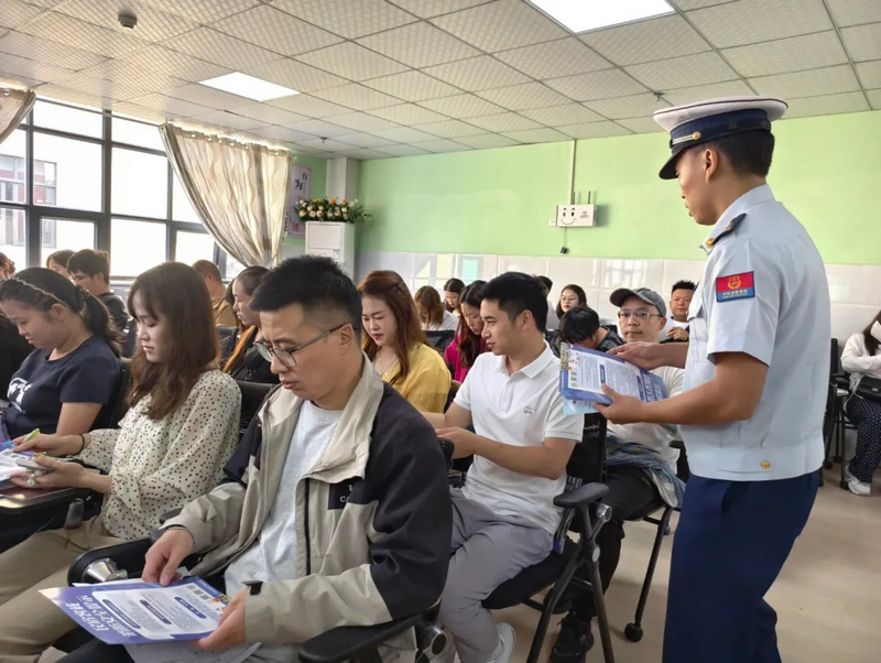 现场发放居家消防知识宣传资料。
