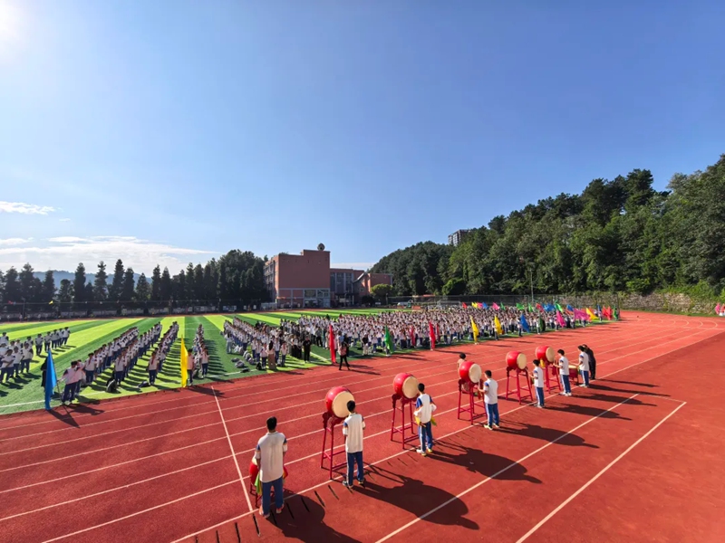 同学们用鼓槌敲响新学期篇章。