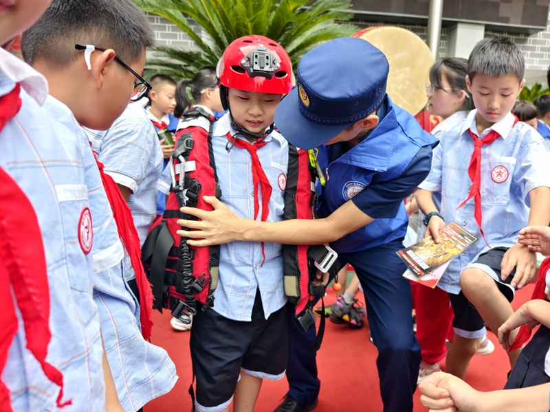 图为志愿服务小队员穿戴救援装备
