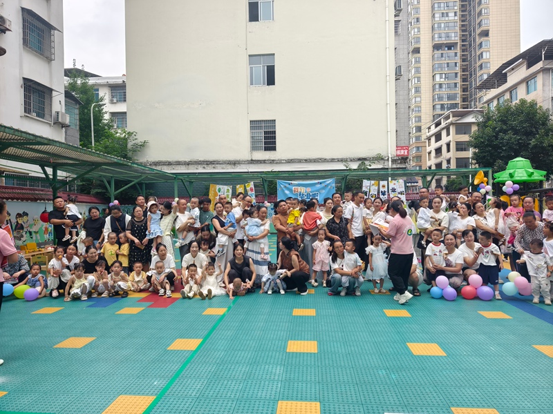 萌娃和家长一起拍毕业合照