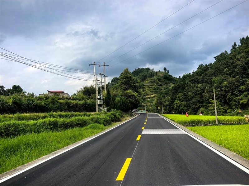 1 图为S304线K174+500处完成路面施工