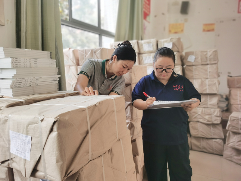 平坝区新华书店：全力确保“课前到书，人手一册”。