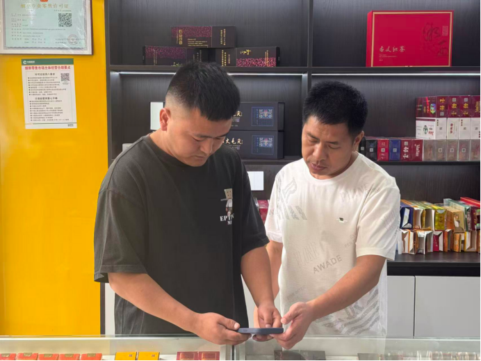 普法員到店普法宣傳.