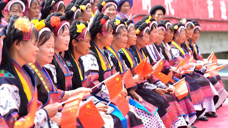 1 图为布依族村民们演唱自编民歌