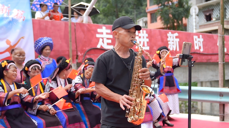 2 图为村民演奏萨克斯