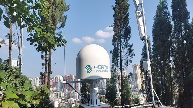 2 图为高通量超级基站室外卫星天线实物，带有中国移动标识。