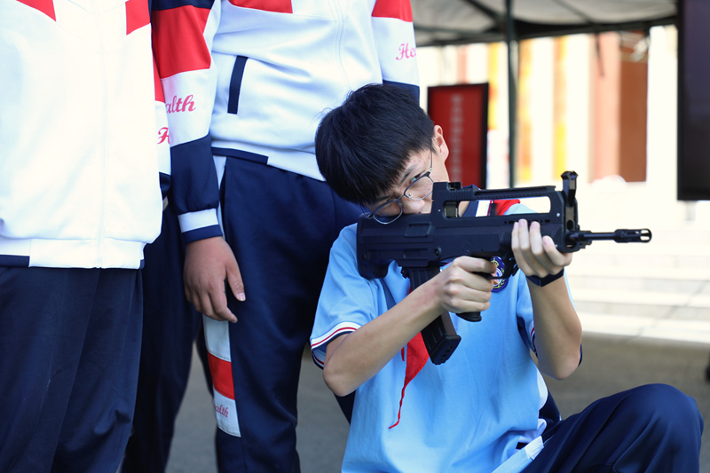 學生們進行射擊體驗。