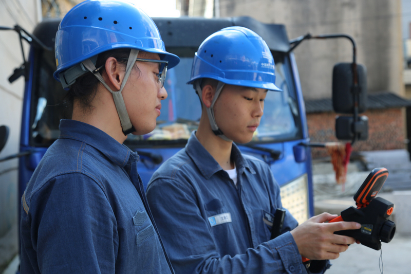 平壩供電局樂平供電所工作人員對屯堡變壓器進行測溫。李林茂攝