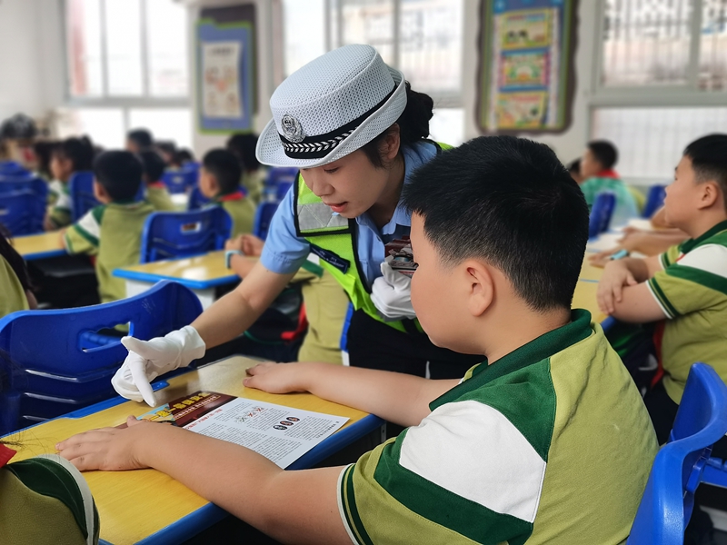 在石阡县第八小学，民警辅警走进教室，给学生们科普交通安全知识。 黎江海摄