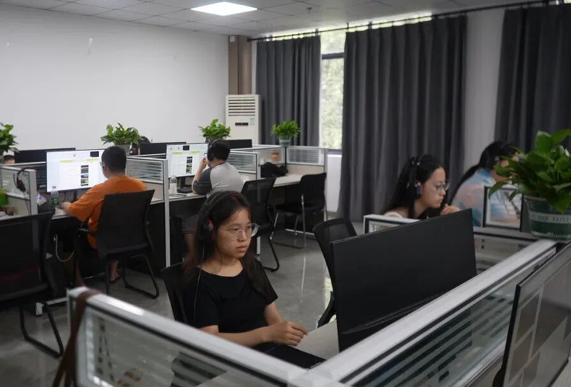 贵州省数琢科技有限公司 工作人员正在处理各类场景数据加工任务。