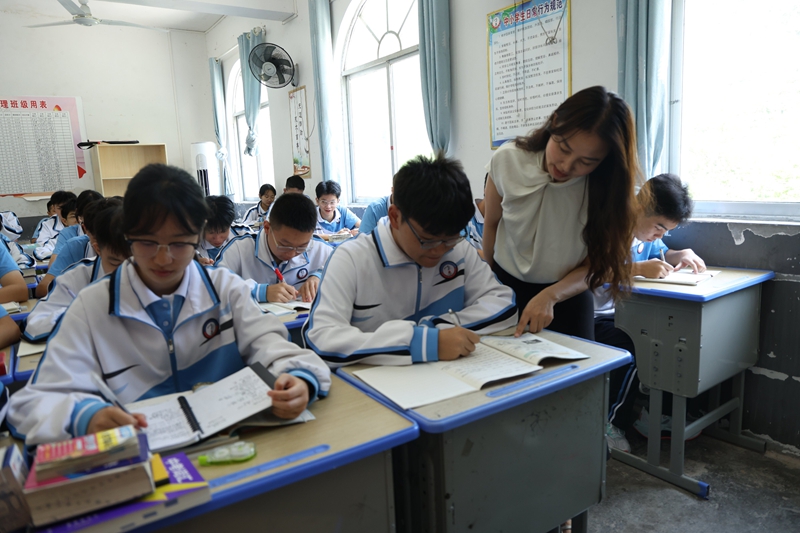 黄元芝在辅导学生。