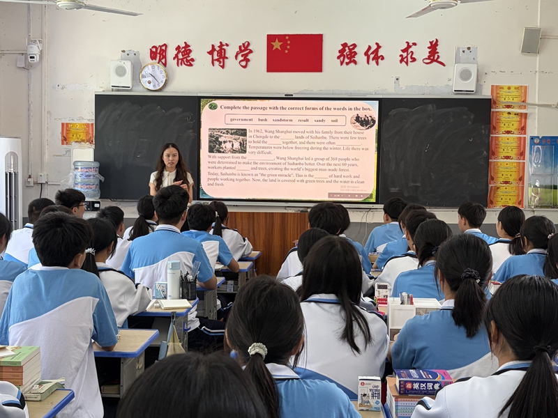 黄元芝正在上课。
