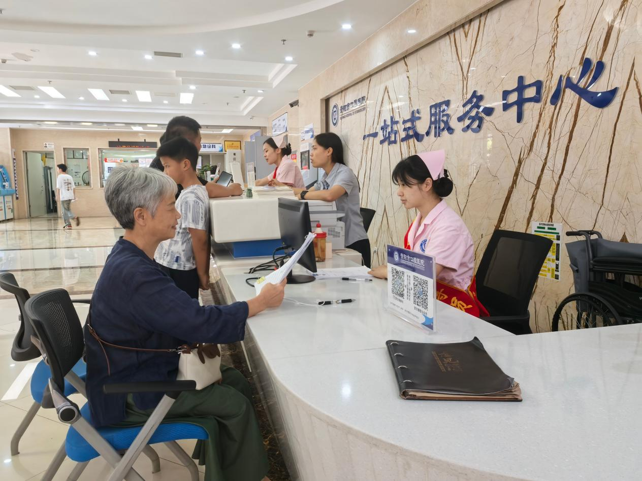 贵阳市口腔医院一站式服务中心为老年患者提供服务。
