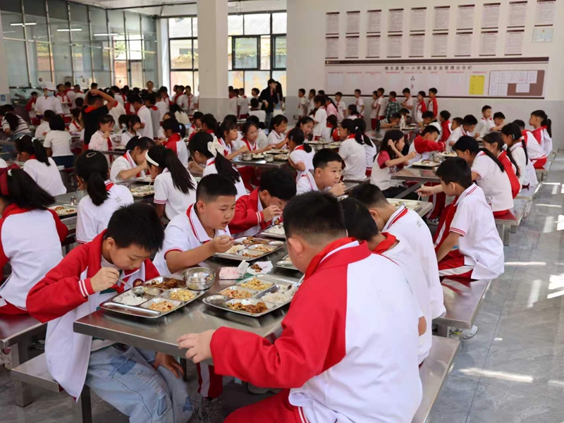 大家都在食堂就餐。李丹妮摄