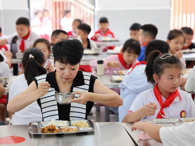 学生家长到校陪吃。
