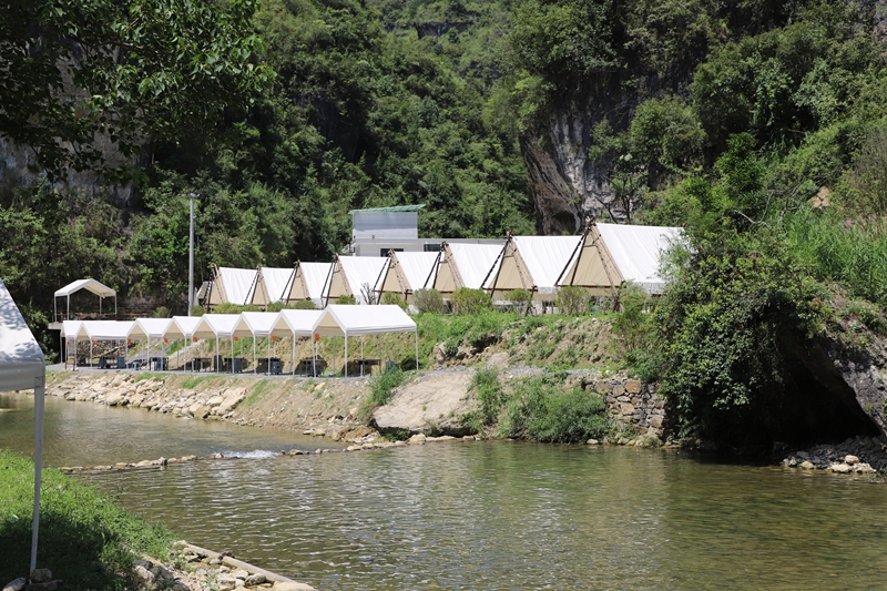 蜈蚣桥村沿河区域建起的20多个露天烧烤大棚。